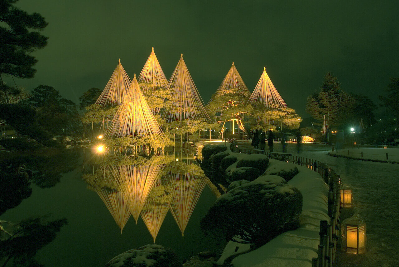 金沢・兼六園の雪吊りが池に映る幻想的な夜景